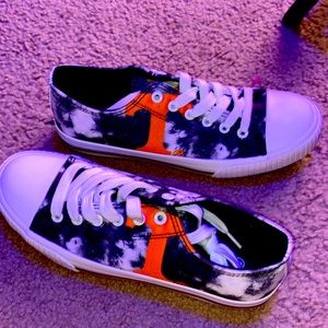 Never worn Custom Tennessee Converse !!